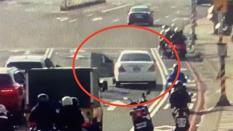 警抓逃逸移工…無人車「自己溜走」畫面曝