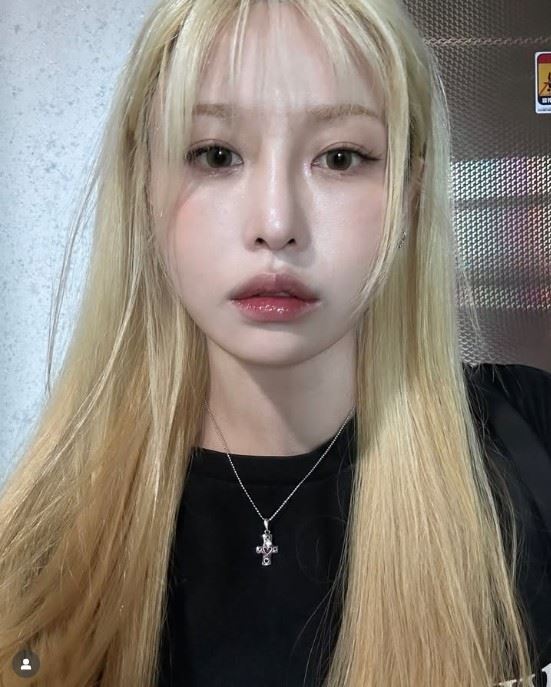 KASPER曾出演《Show Me The Money 4》，目前以樂團主唱身分活動，也同時是美妝品牌的CEO。（圖／翻攝自IG @kasperxxi）