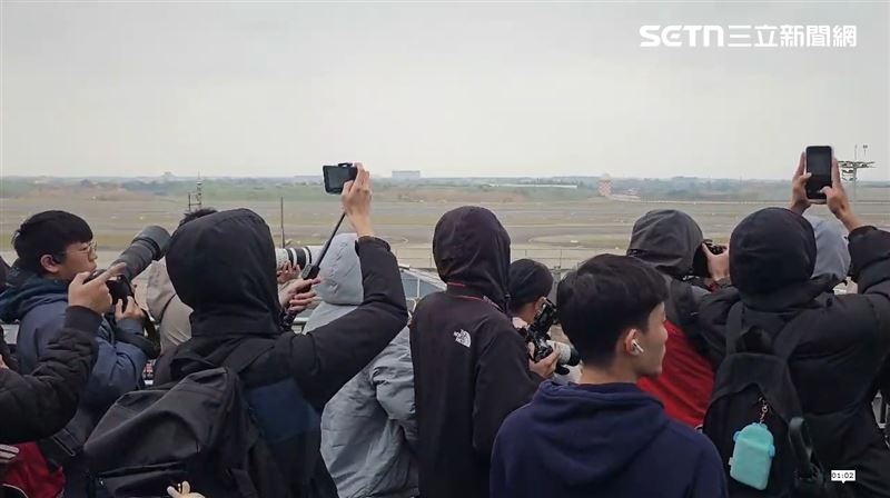 一早就有相當多航空迷到桃機等候 全台第一架、同時也是星宇航空首架 A350-1000 廣體客機降落。（圖／三立新聞）