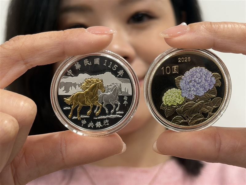 中央銀行發售「丙午馬年生肖紀念套幣」，每套售價2450元創歷史新高，台灣銀行總行今（26）日開賣首日即湧現排隊人潮，民眾看好「馬到成功」寓意搶購收藏。（圖／央行提供）