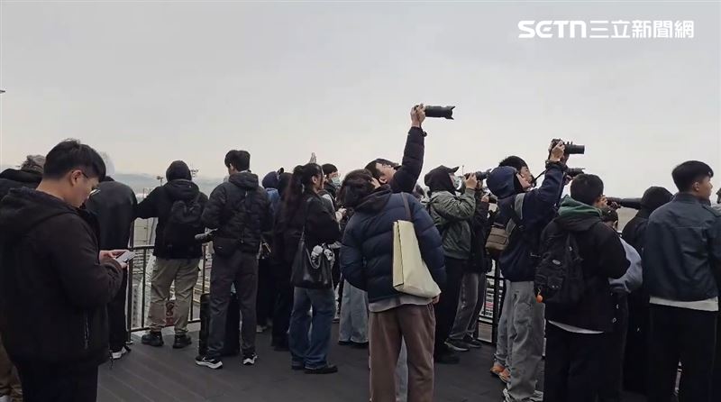 一早就有相當多航空迷到桃機等候 全台第一架、同時也是星宇航空首架 A350-1000 廣體客機降落。（圖／三立新聞）