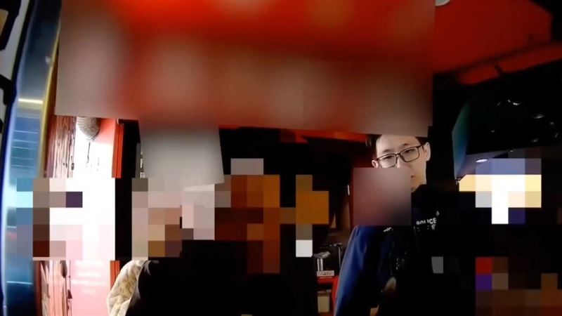 蔡男乘坐電動代步車，疑壓到對方左腳，遭2男飆髒話爆發爭執。（圖／翻攝畫面）