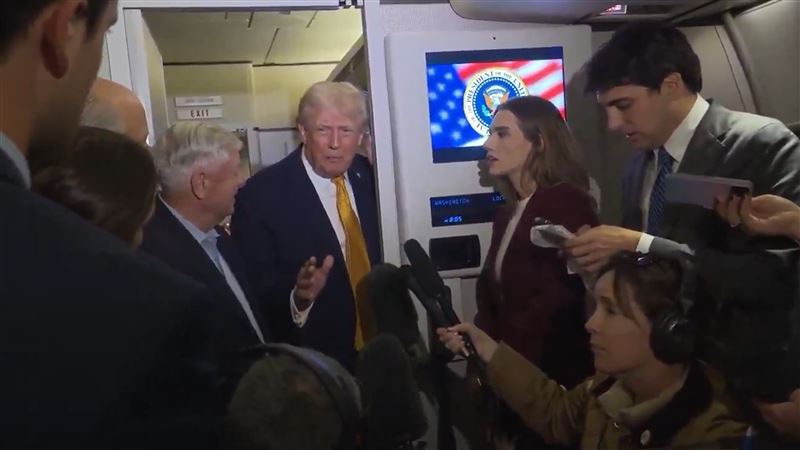 川普再次在空軍一號上強硬表態稱美國因國安問題需要格陵蘭。（圖／翻攝自X平台 @EricLDaugh）