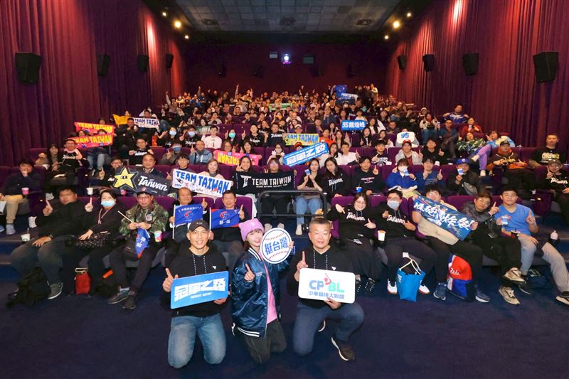 人氣啦啦隊女神峮峮現身影廳，在入口處與蔡其昌親自發放《冠軍之路》特製衛生紙。（圖／牽猴子 提供）