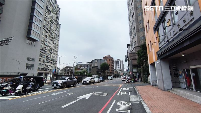 捷運「中和光復線」（秀朗橋往公館4站）進入可行性研究階段，在地房仲指出，這裡長期屬於中永和房價凹陷區，近期不少人在詢問房源，顯示不少人看好其交通利多。（圖／記者陳韋帆攝影）