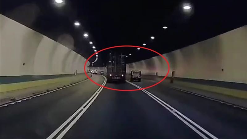 一輛貨櫃半聯結車在切換車道時，追撞右側一輛小貨車，導致小貨車失控撞上隧道壁，再連續翻滾3圈才停住。（圖／翻攝畫面）
