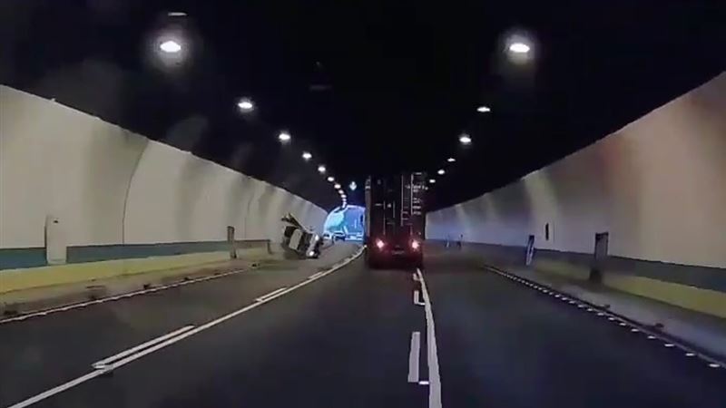 一輛貨櫃半聯結車在切換車道時，追撞右側一輛小貨車，導致小貨車失控撞上隧道壁，再連續翻滾3圈才停住。（圖／翻攝畫面）