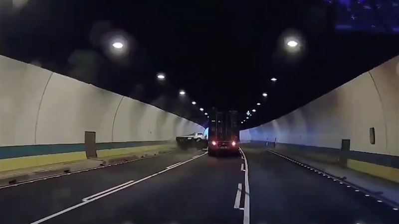 一輛貨櫃半聯結車在切換車道時，追撞右側一輛小貨車，導致小貨車失控撞上隧道壁，再連續翻滾3圈才停住。（圖／翻攝畫面）