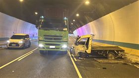 一輛貨櫃半聯結車在切換車道時，追撞右側一輛小貨車，導致小貨車失控撞上隧道壁，再連續翻滾3圈才停住。（圖／翻攝畫面）