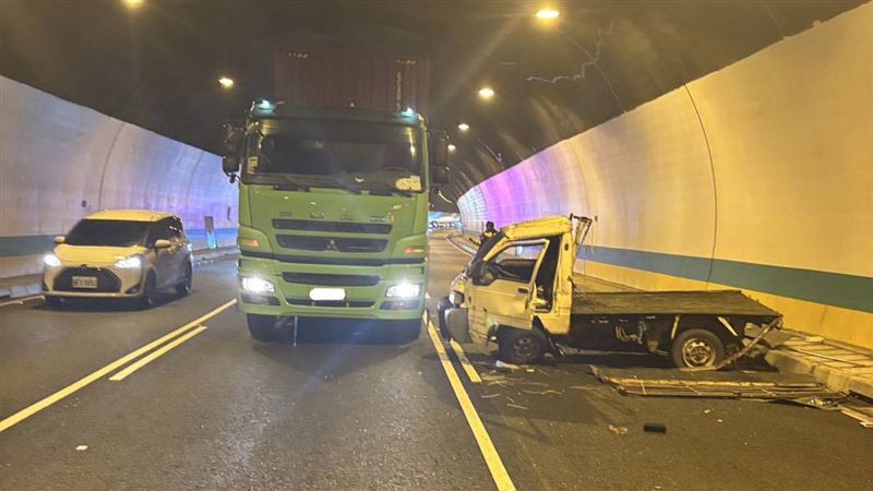 一輛貨櫃半聯結車在基隆隧道內肇事追撞小貨車。（圖／翻攝畫面）