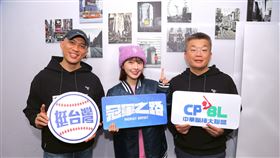 啦啦隊女神峮峮到場支持《冠軍之路》。（左起：導演龍男・以撒克・凡亞思、啦啦隊員峮峮、中華職棒會長蔡其昌）（圖／牽猴子 提供） 