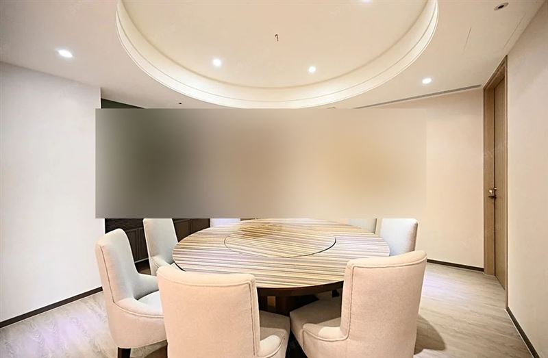 當時小弟在陽台被施虐，被發現時陳屍在這個大圓餐桌旁，已無生命跡象，全身傷處高達62處。（圖／翻攝畫面）