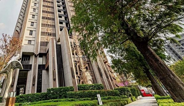 位在台中七期的豪宅，傳出虐殺小弟命案，該凶宅重回市場，以3980萬拋售。（圖／翻攝畫面）