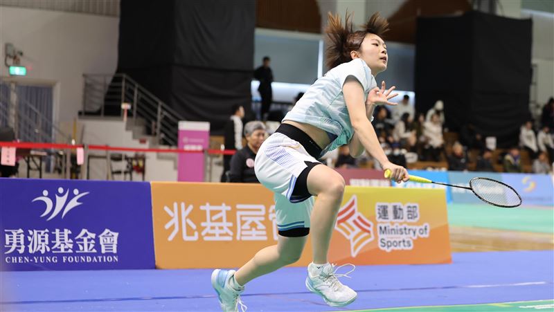 王珮伃逆轉合庫師姐，首次拿下全國排名賽甲組女單冠軍。（圖／中華羽協提供）