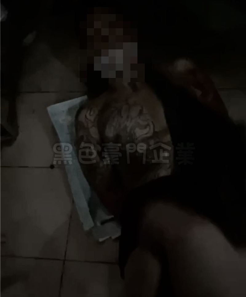 許男被10大酷刑活活虐死。（圖／翻攝自黑色豪門企業）