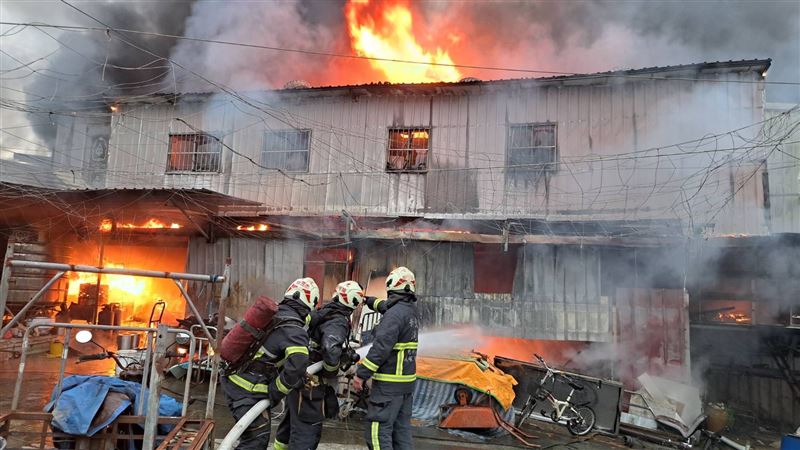 消防隊到場搶救的情形。（圖／翻攝畫面）