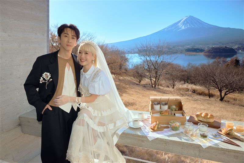 陳漢典、Lulu選在富士山拍婚紗。（圖／天地合娛樂提供）