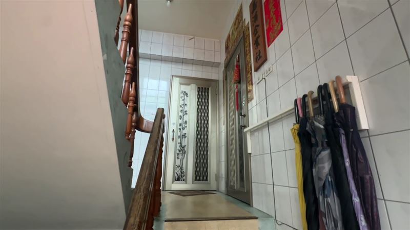 基隆和平島市場內一處公寓發生砍人事件，1名男子多處刀傷送醫。（圖／翻攝畫面）