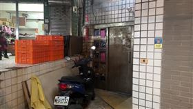基隆和平島市場內一處公寓發生砍人事件，1名男子多處刀傷送醫。（圖／翻攝畫面）
