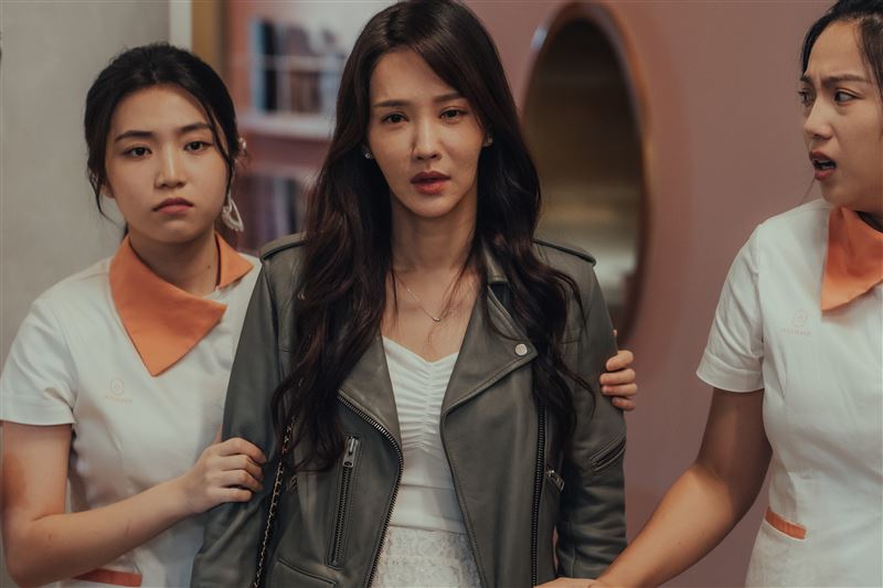 徐千京（中）心疼角色：「真心喜歡一個人，不會因為對方鼻子高一點、眼睛大一點就更愛她。」（圖／六魚文創提供）