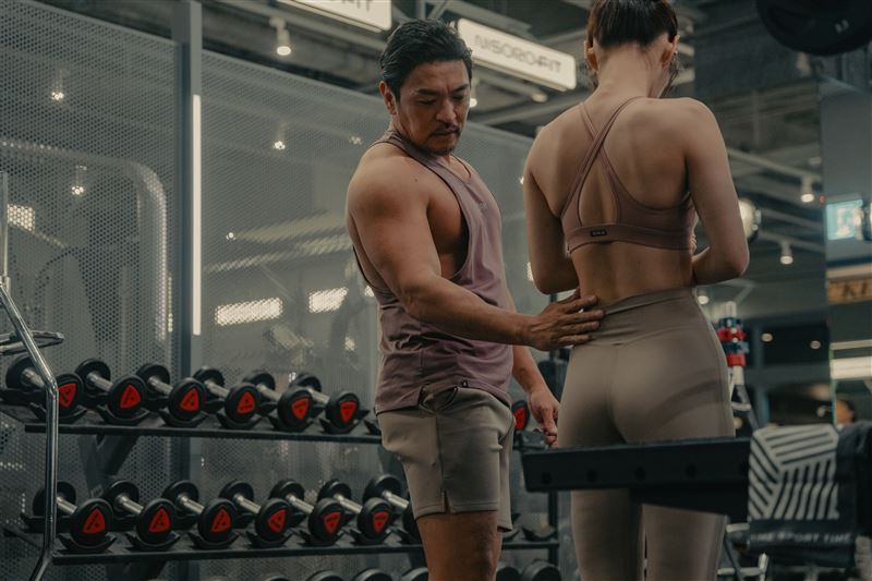 夢多（左）無視伴侶徐千京（右）要求只顧自己，他笑說自戀模樣是本次演技最大挑戰。（圖／六魚文創提供）