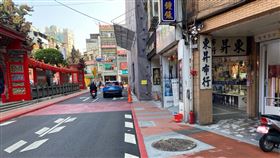 馬路多出一塊「紅色長方形格子」是什麼？沒注意穿越被開罰單，九成民眾都搞錯。（圖／都發局）