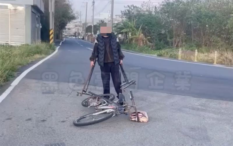 黑衣男子手持著鐵棒不斷對著路過人群叫囂。（圖／翻攝自黑色豪門企業）