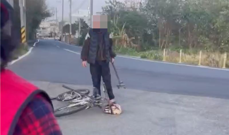 苗栗男對著人群失控嘶吼，民眾見狀紛紛閃避。（圖／翻攝自黑色豪門企業）