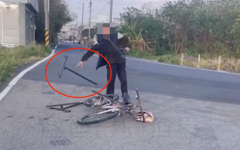 男子持不明鐵器對著地板猛砸。（圖／翻攝自黑色豪門企業）