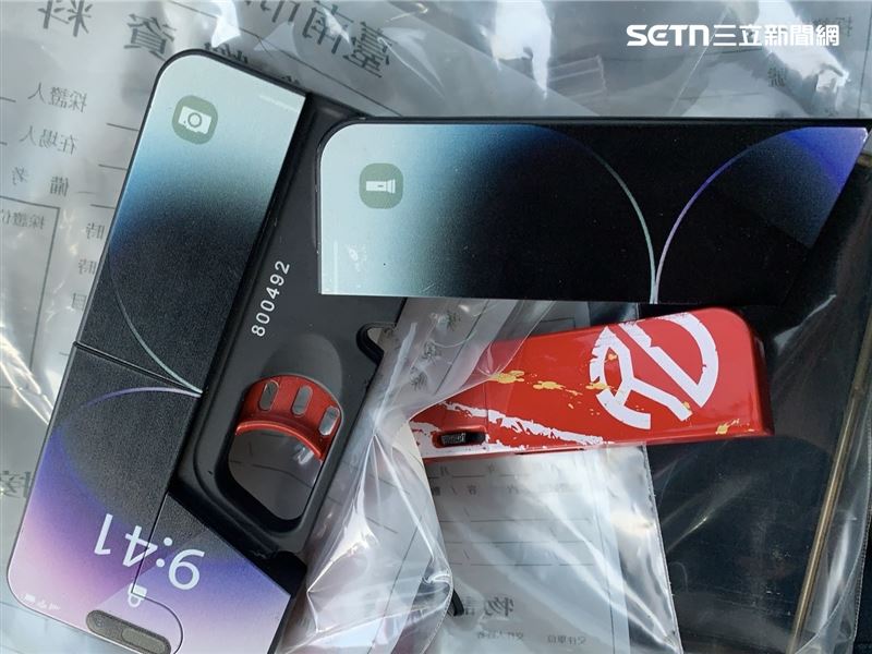 外型如「iPhone」手機的摺疊改造手槍，展開即可使用。（圖／翻攝畫面）