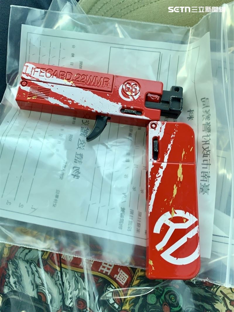 查扣的改造手槍外型仿「薄型卡片盒」可填裝子彈具有殺傷力。（圖／翻攝畫面）