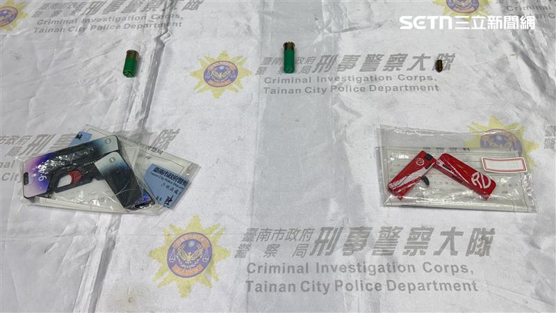 台南警方溯源2024年的槍砲案，竟查獲外型乍看為「薄型卡片盒」及外型如「iPhone」手機的摺疊改造手槍。（圖／翻攝畫面）