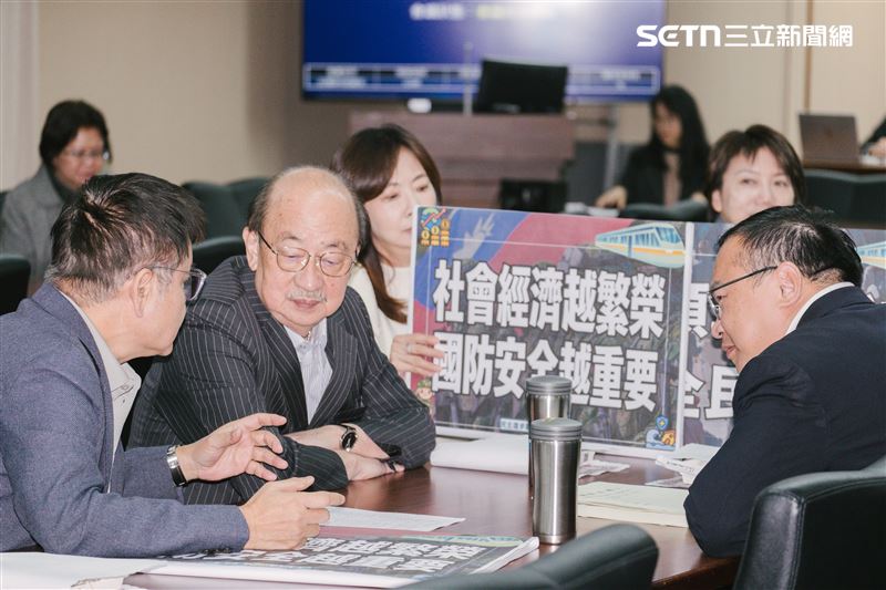 柯建銘現身程序委員會，與莊瑞雄討論事情。（圖／記者楊士誼攝影）