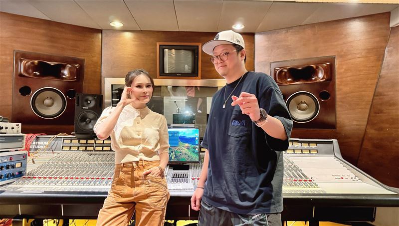 周蕙（左）與王（右）合作新歌。（圖／群石國際提供）