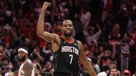 KD三分絕殺前東家　今井達也場邊見證嗨翻