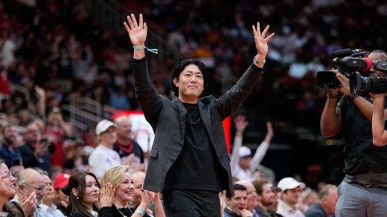 今井達也現身火箭球場觀賽。（圖／翻攝自MLB X）