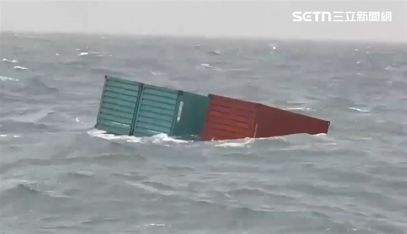 香港籍貨櫃輪「中聯黃埔」20個貨櫃落入海中，基隆海巡隊於富貴角北方發現3個貨櫃。（圖／翻攝畫面）