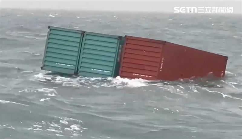 香港籍貨櫃輪「中聯黃埔」20個貨櫃落入海中，基隆海巡隊於富貴角北方發現3個貨櫃。（圖／翻攝畫面）