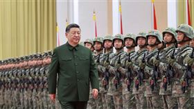 中共總書記、中央軍委主席習近平2024年12月參加澳門新特首就職典禮時，檢閱中國人民解放軍的駐澳門部隊。（圖／翻攝自新華社）