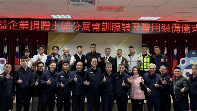 多家企業鼓勵警察同仁能於常訓時間穿著，並於勤餘、休假日亦能穿上運動服運動。（圖／翻攝畫面）