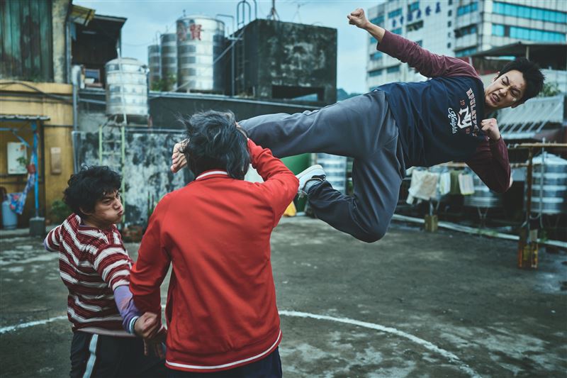 柯震東(右一)挑戰高密度動作戲全面升級,表現獲韓國動作導演張材旭讚「比專業團隊還強」。(圖/麻吉砥加 提供)
