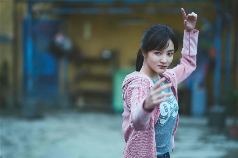 作為《功夫》女力代表,王淨全力投入高強度武打,一場下腰戲意外發現「腰力驚人」。(圖/麻吉砥加 提供)