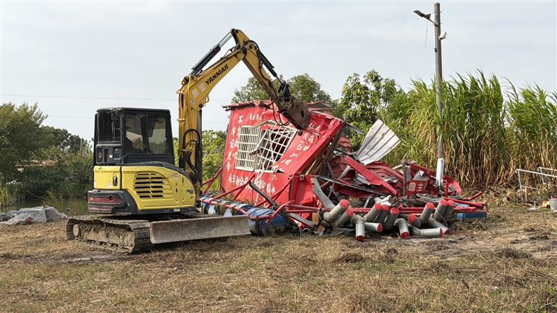 黃偉哲PO圖，可見「台灣人民共產黨」設置的違規船屋遭市府拆毀。（圖／翻攝自黃偉哲threads）