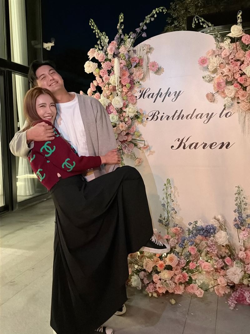 小禎差7歲男友Alan突然驚喜現身。(圖/翻攝自IG @karenhu1984)