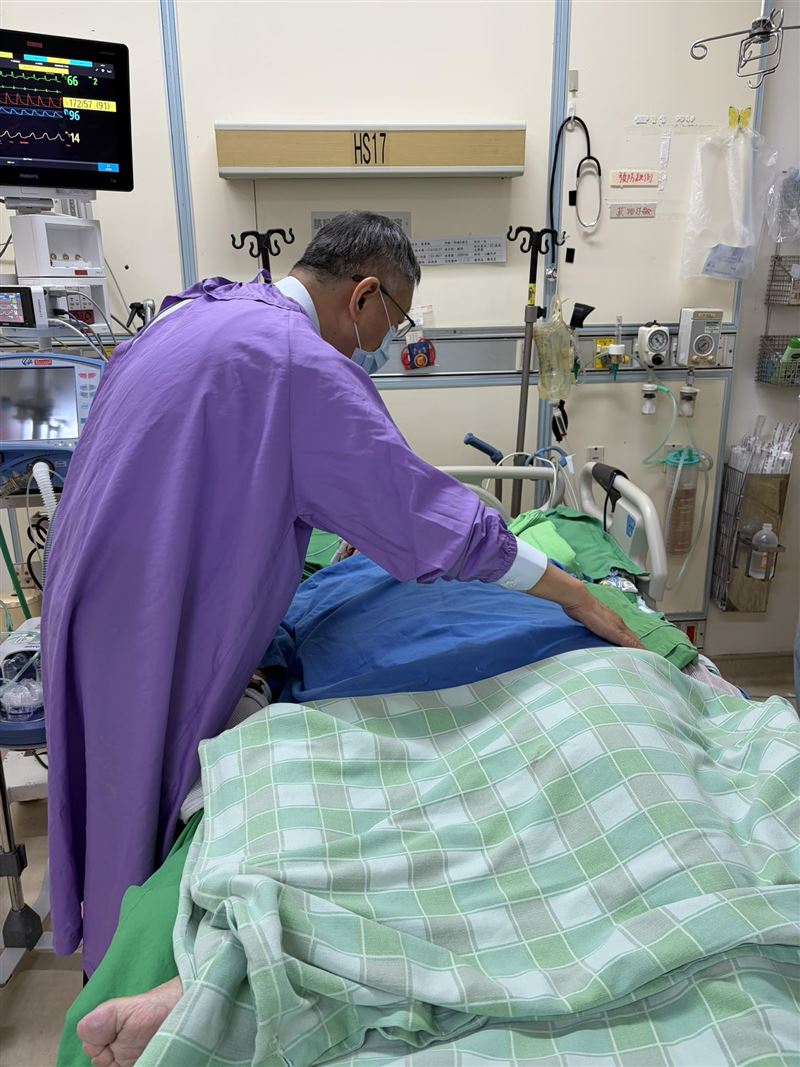 黃珊珊母親生病住院，柯文哲站在病床前探視。（圖／翻攝自黃珊珊臉書）