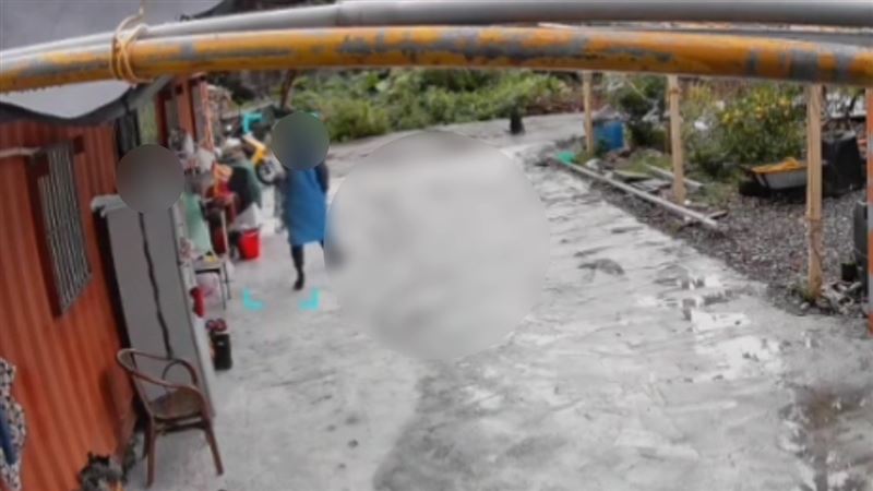 胡姓男子在工寮行搶被監視器拍下。（圖／翻攝畫面）