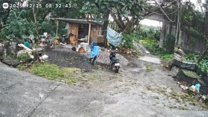 胡姓男子在工寮行搶被監視器拍下。（圖／翻攝畫面）