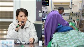 黃珊珊母親生病住院，柯文哲站在病床前探視。（組合圖／翻攝自黃珊珊臉書）