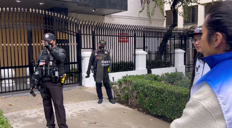 一群「中國民主黨」成員跑到中國駐洛杉磯領事館外示威，與保全互相爭論。（圖／翻攝自X@jielijian）