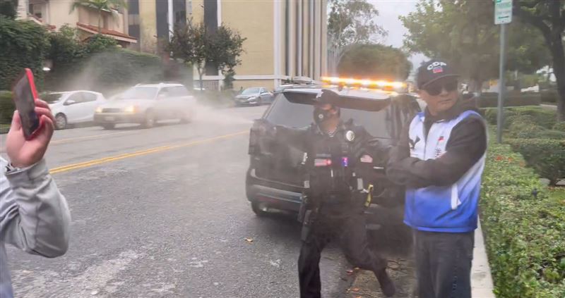 其中一位保全直接衝上前，朝示威者噴辣椒水。（圖／翻攝自X@jielijian）